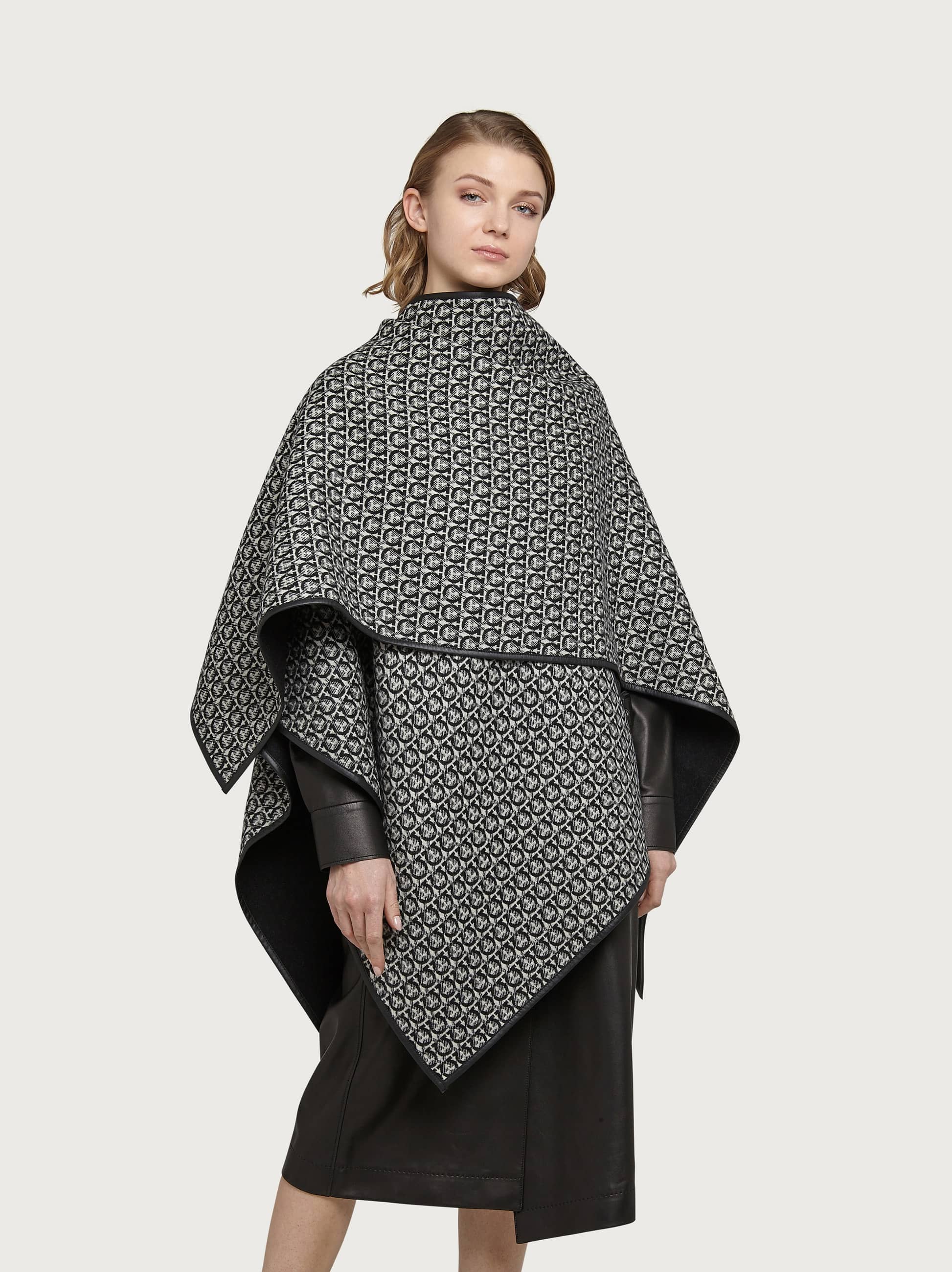  Ferragamo Damen Cape Mit Gancini-detail Schwarz 