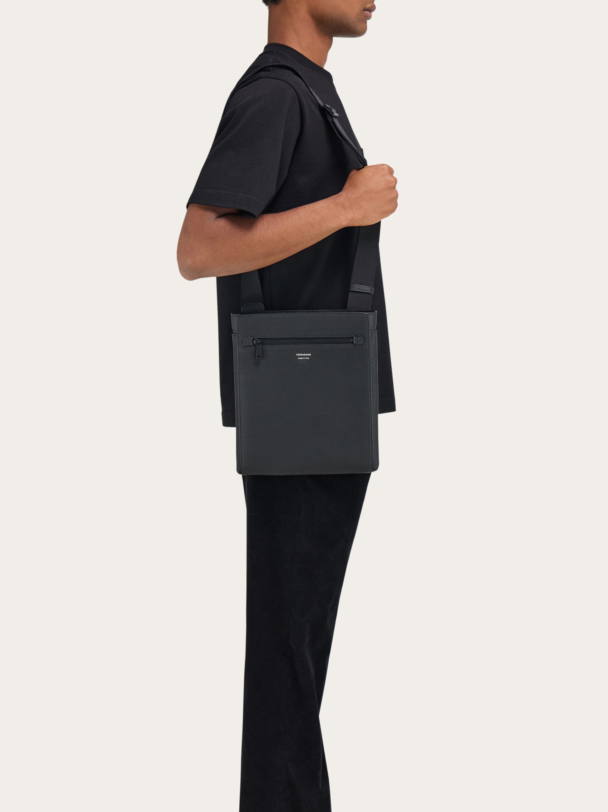  Ferragamo Herren Umhängetasche Schwarz 