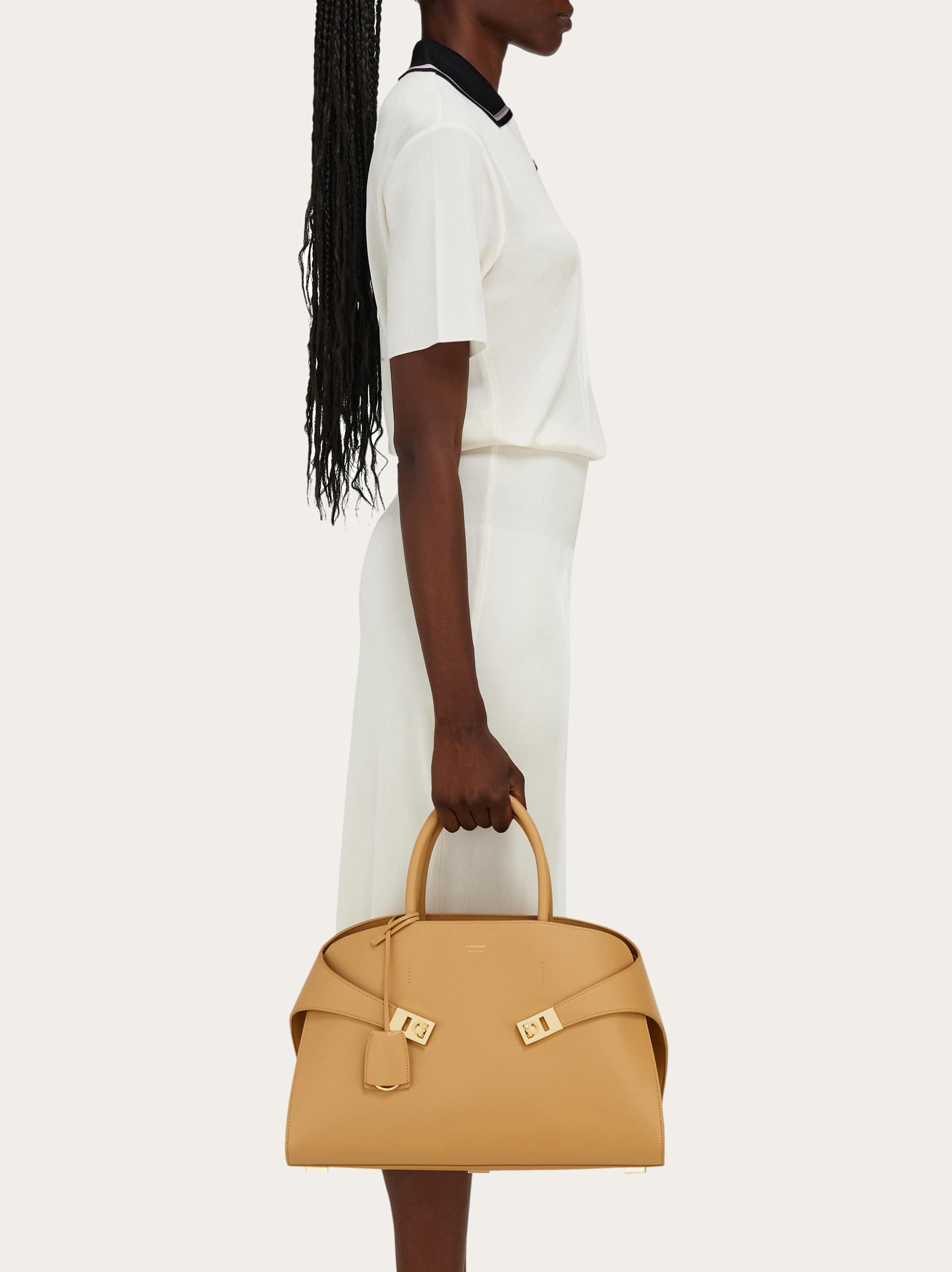 Ferragamo Damen Hug Handtasche (l) Beige 