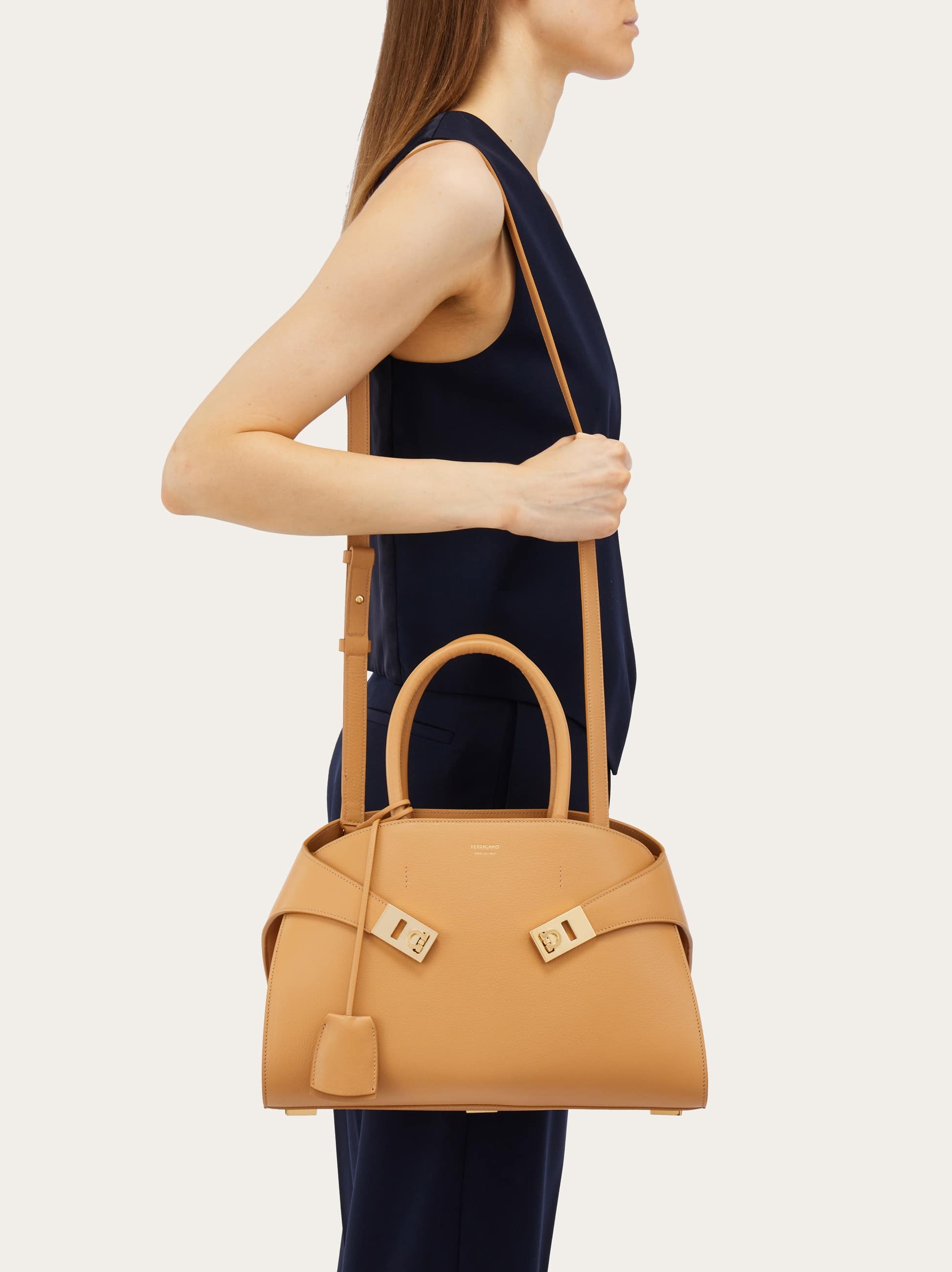  Ferragamo Damen Hug Handtasche (m) Beige 