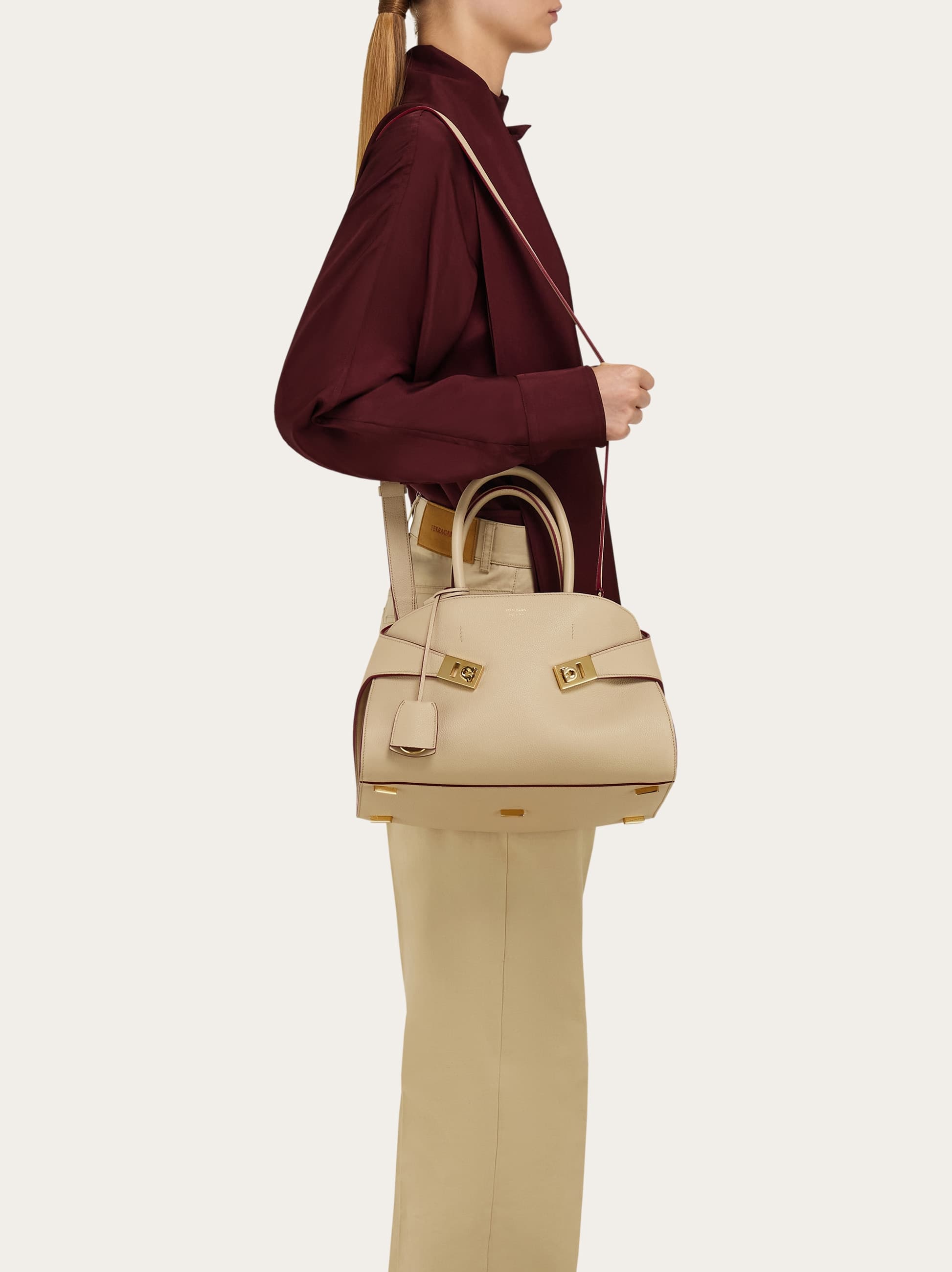  Ferragamo Damen Hug Handtasche (m) Beige 