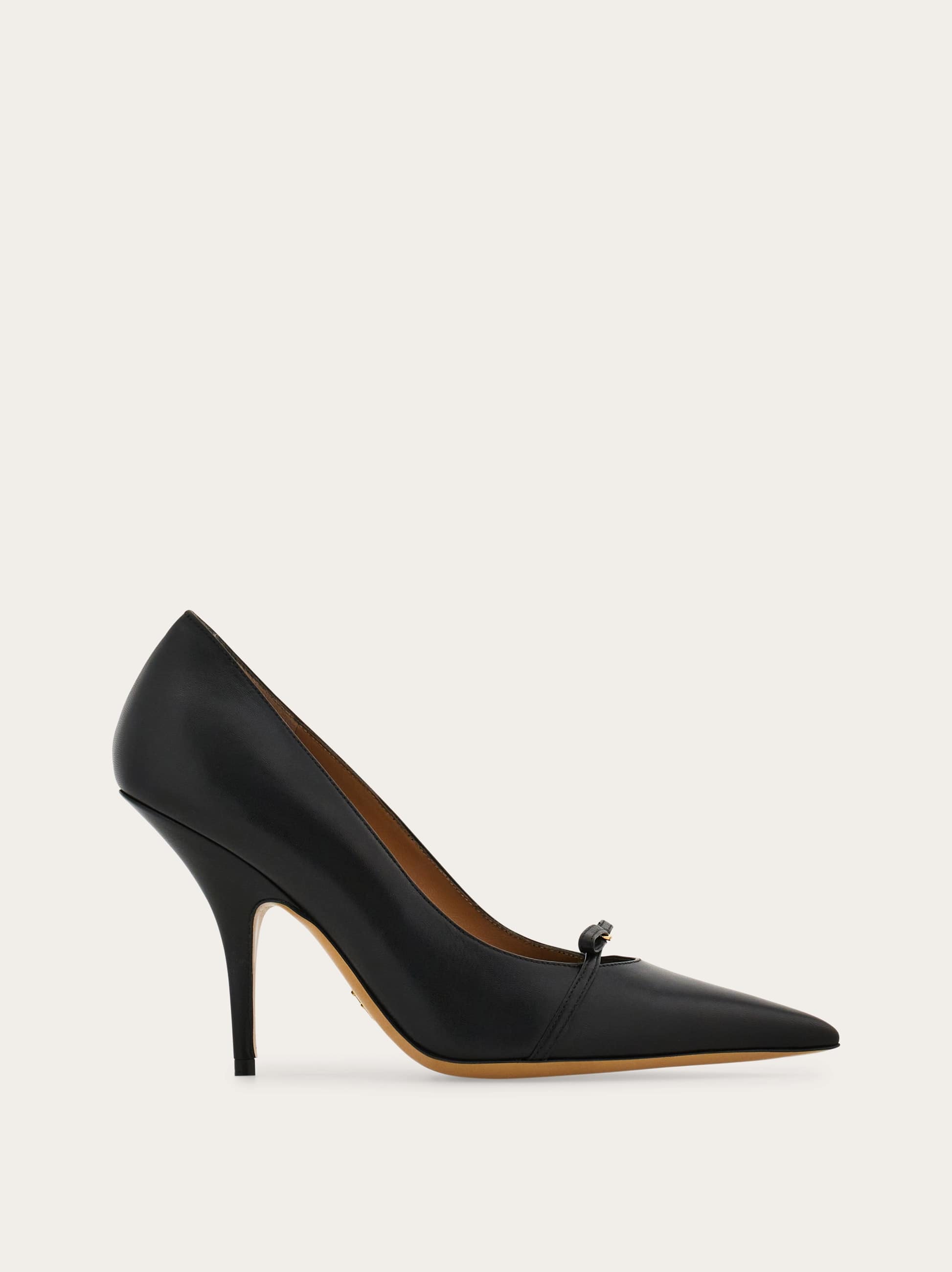 Ferragamo Stylish Pumps With Pointed Toe And Bow In Black