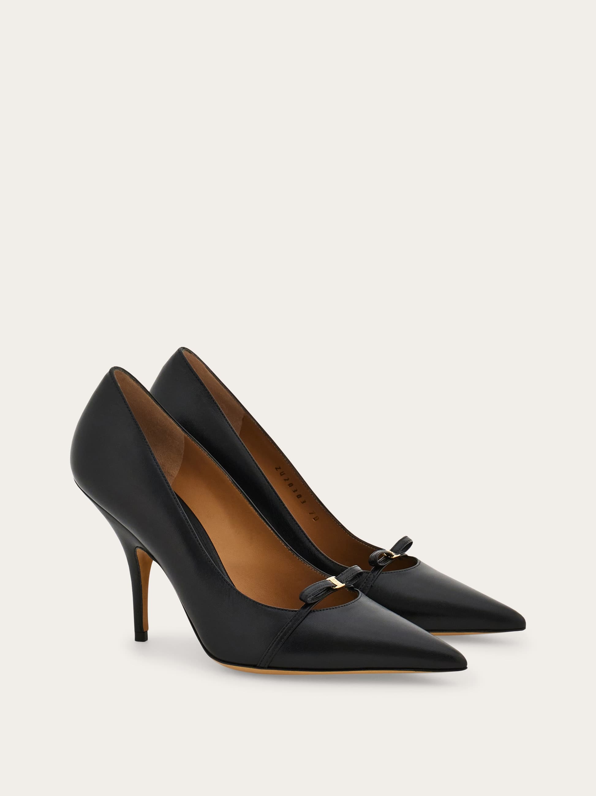 Ferragamo Stylish Pumps With Pointed Toe And Bow In Black