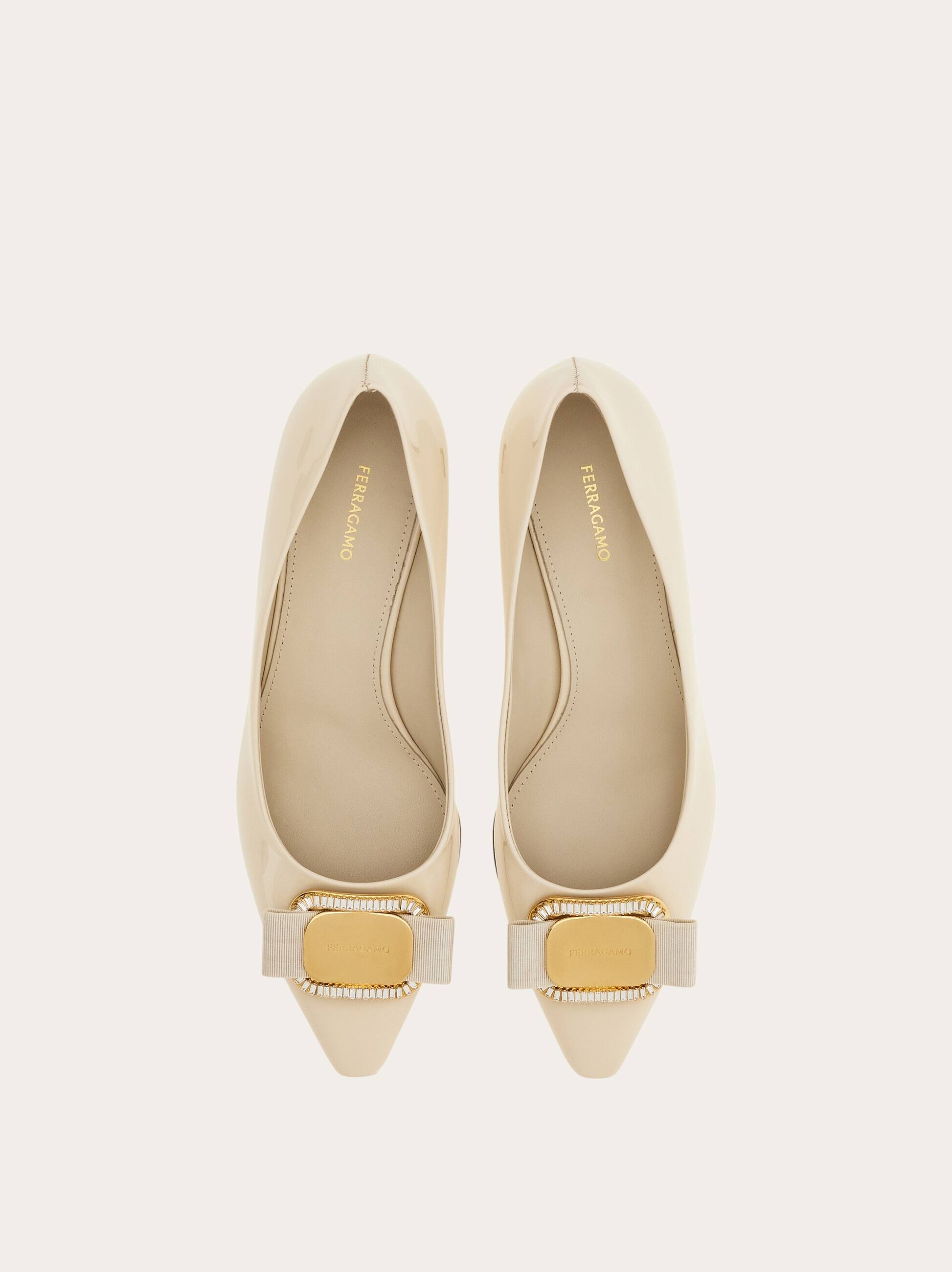  Ferragamo Damen Pumps Mit Vara-plakette Weiß Größe 37.5 