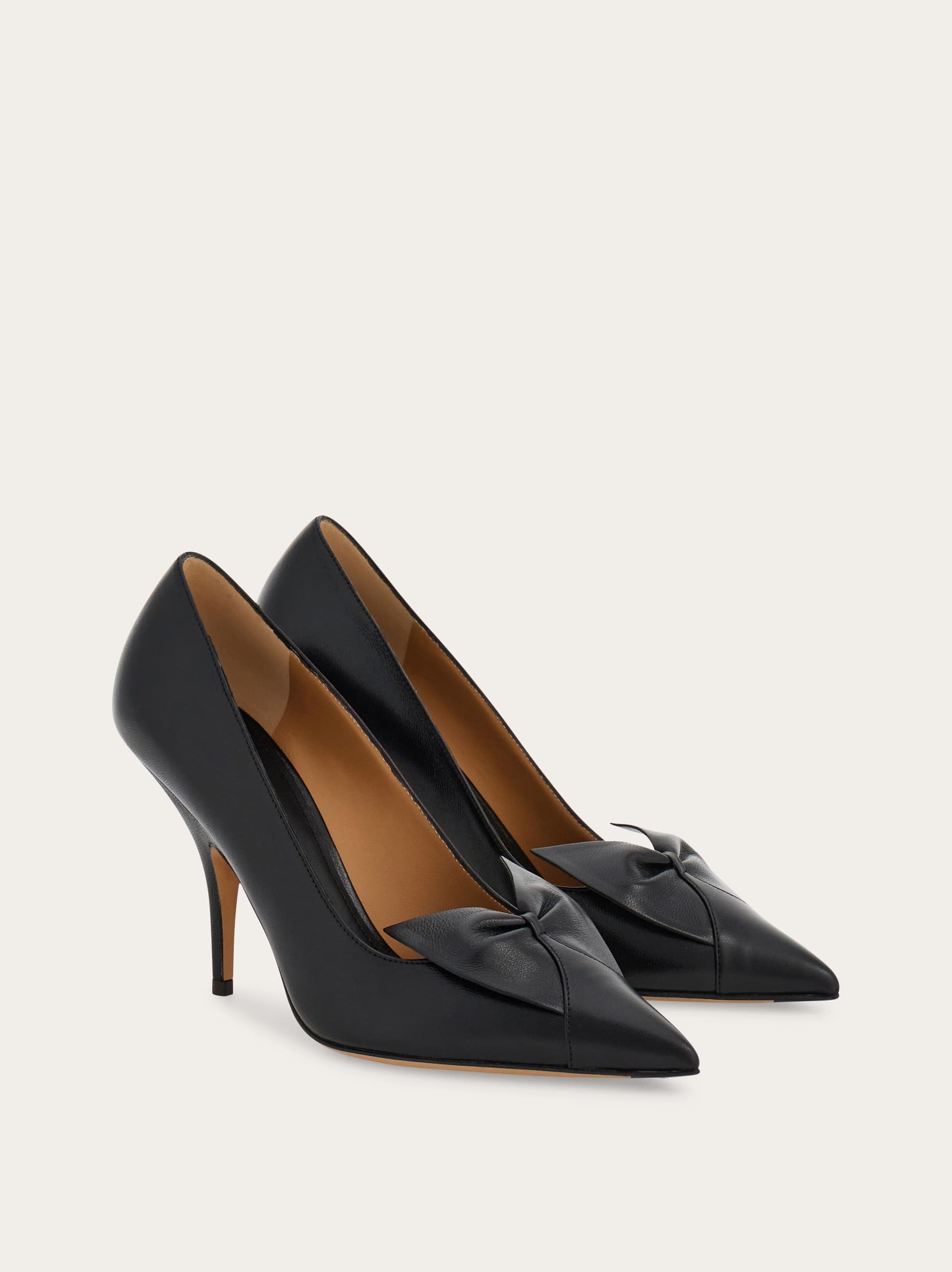 Ferragamo Stylish Pumps With Pointed Toe And Bow In Black