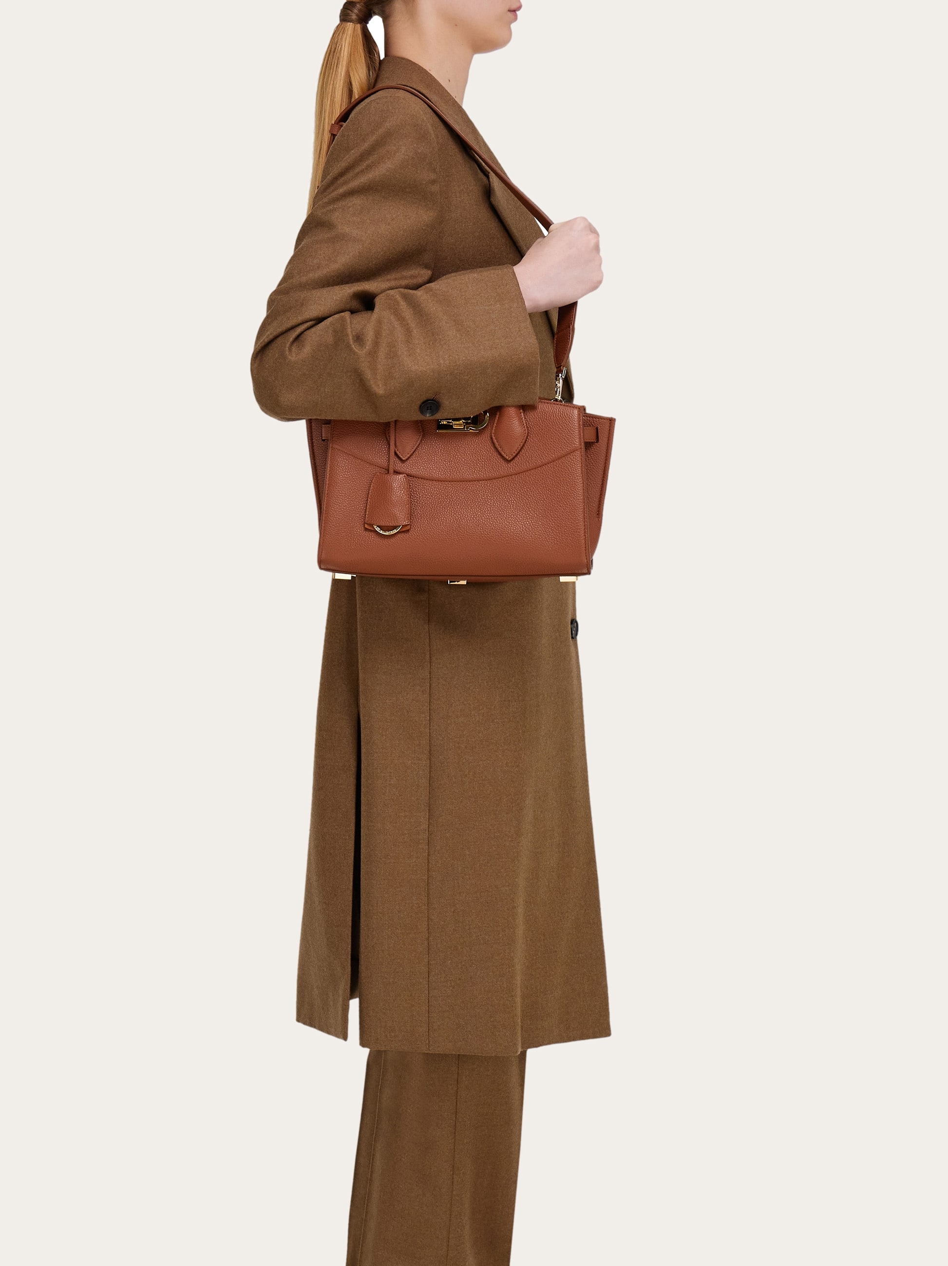  Ferragamo Damen New Ferragamo Studio Soft Bag (m) Braun 