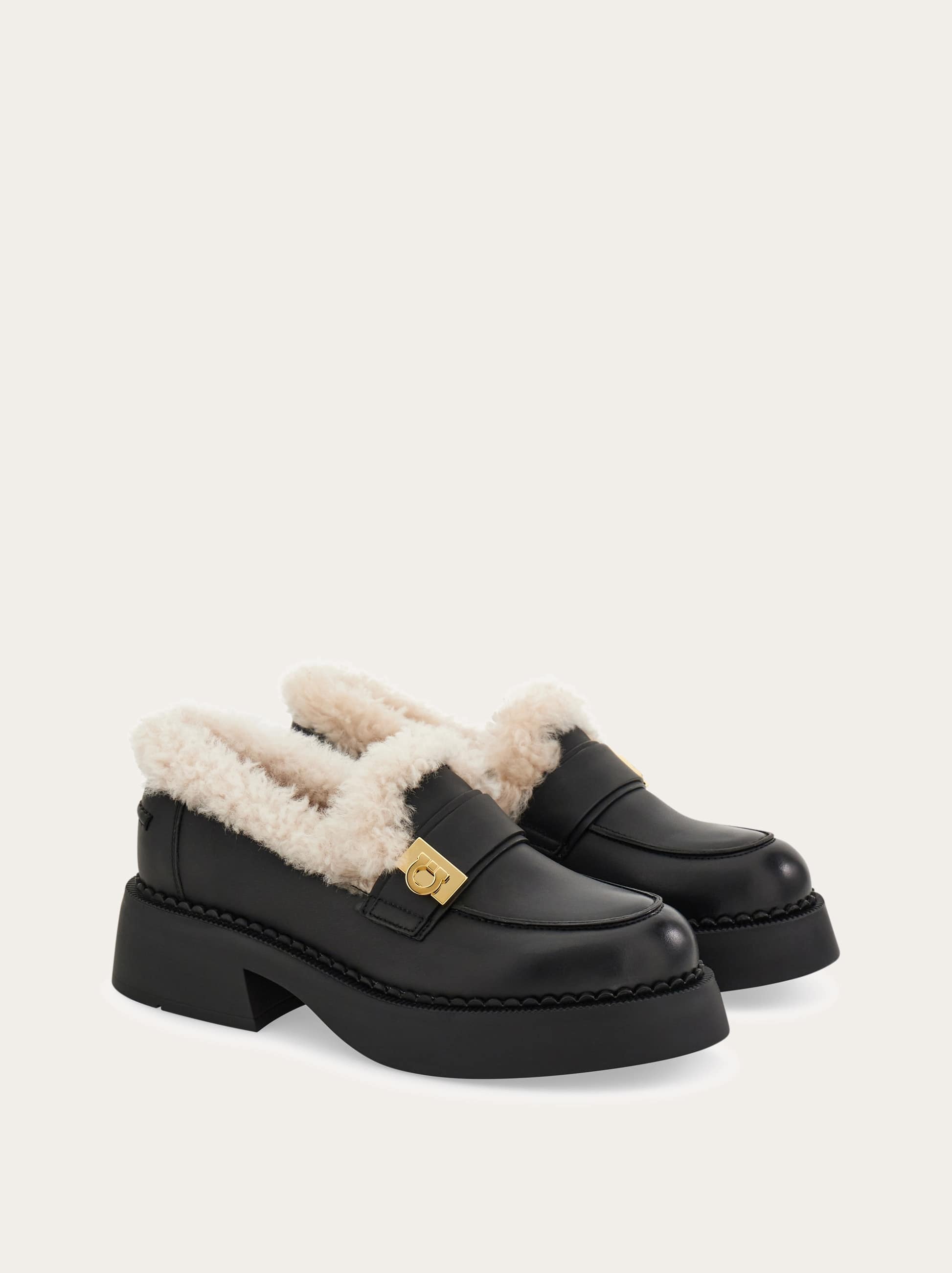 Ferragamo Loafer With Hug Buckle Detail In Black