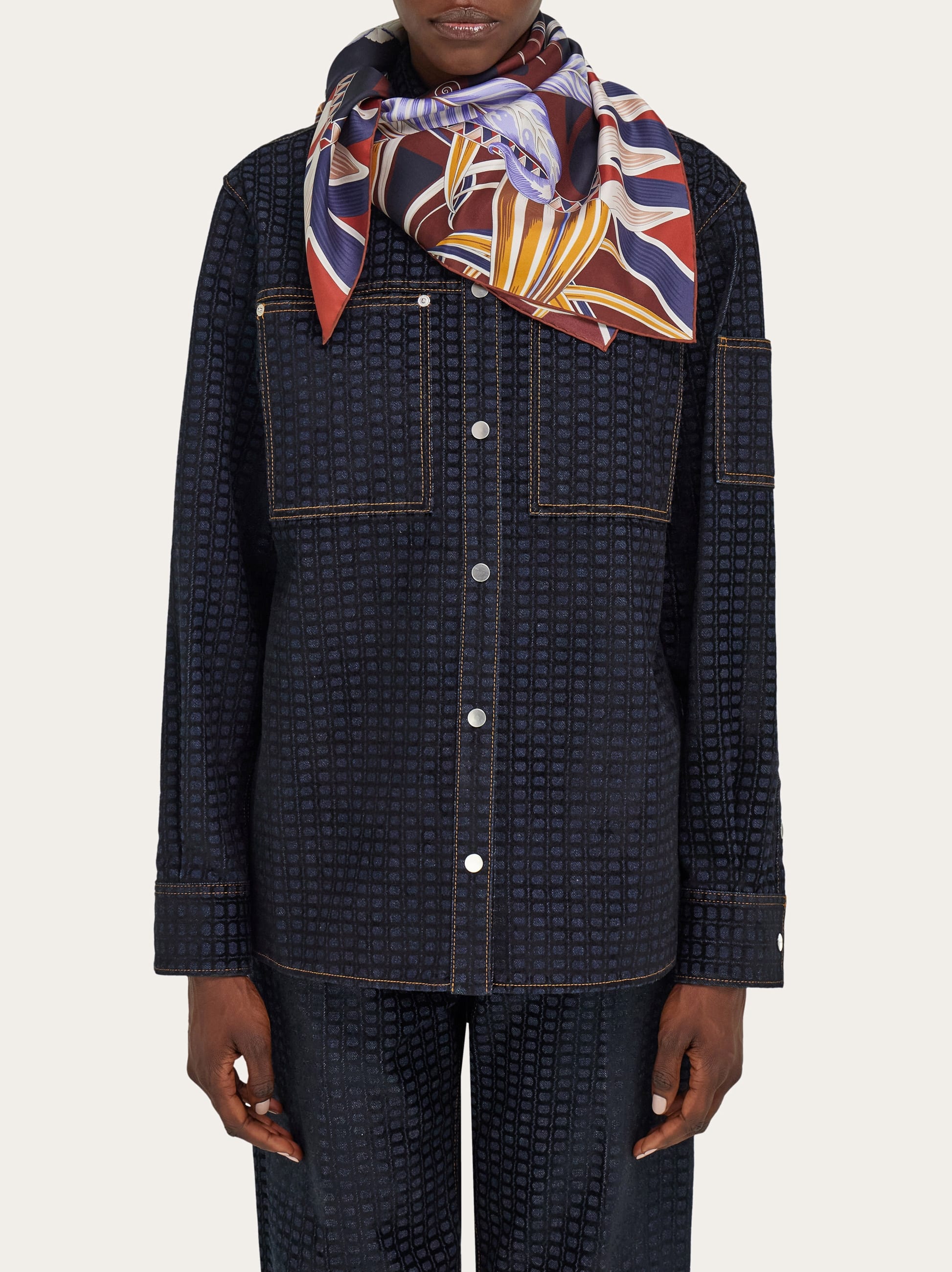  Ferragamo Damen Seidenhalstuch Mit Blumen Und Schmetterlinge-print Blau 
