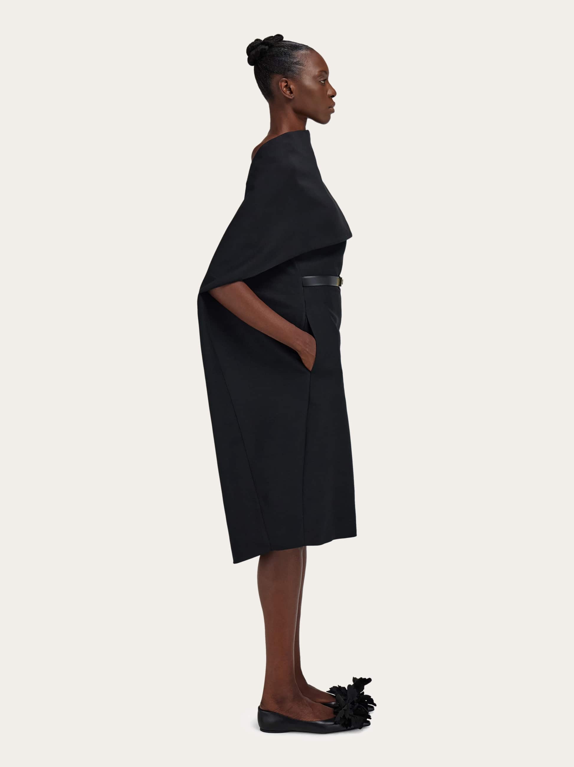  Ferragamo Damen Kleid Mit Cape Schwarz 