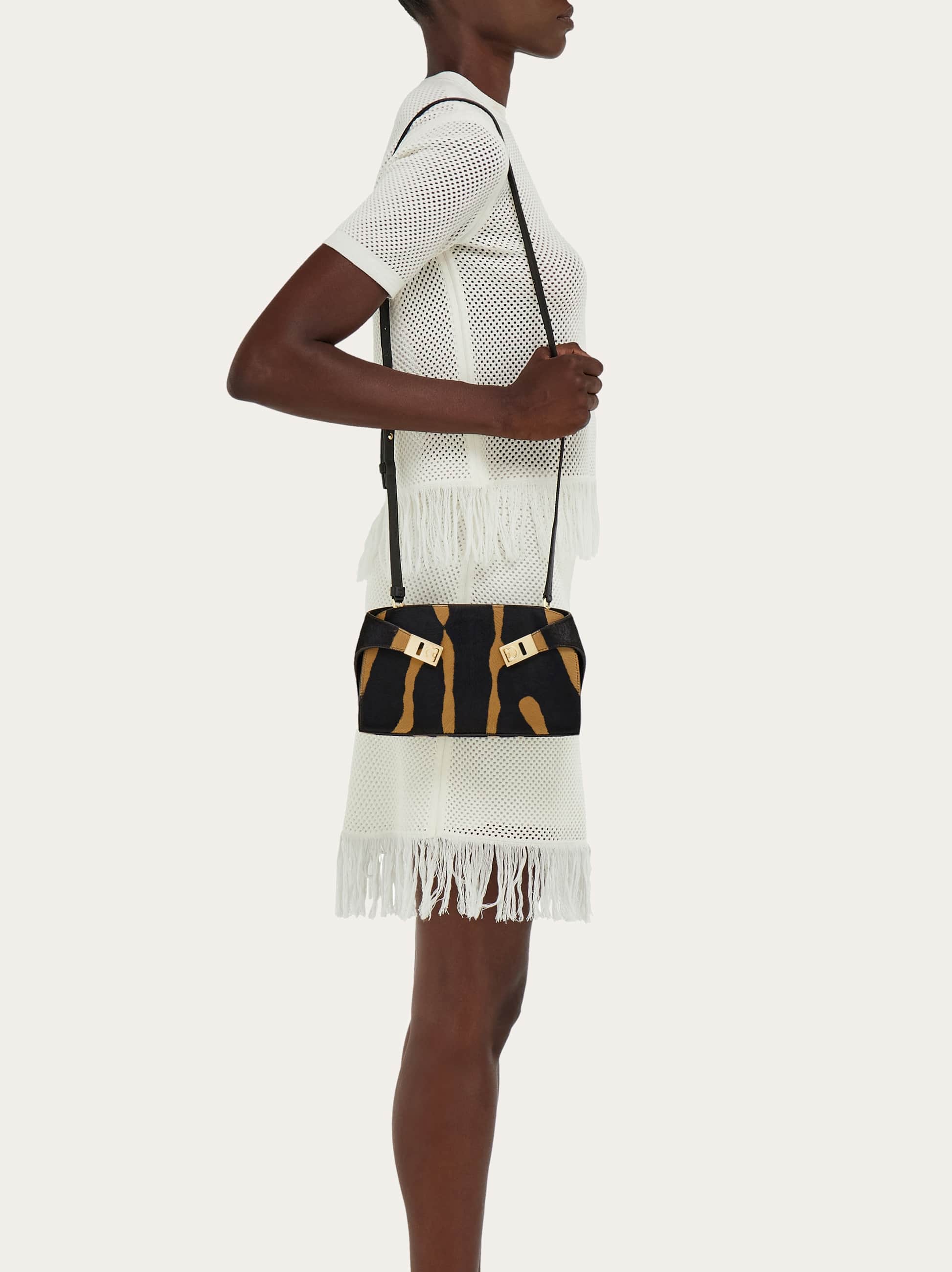  Ferragamo Damen Umhängetäschchen Hug Braun 