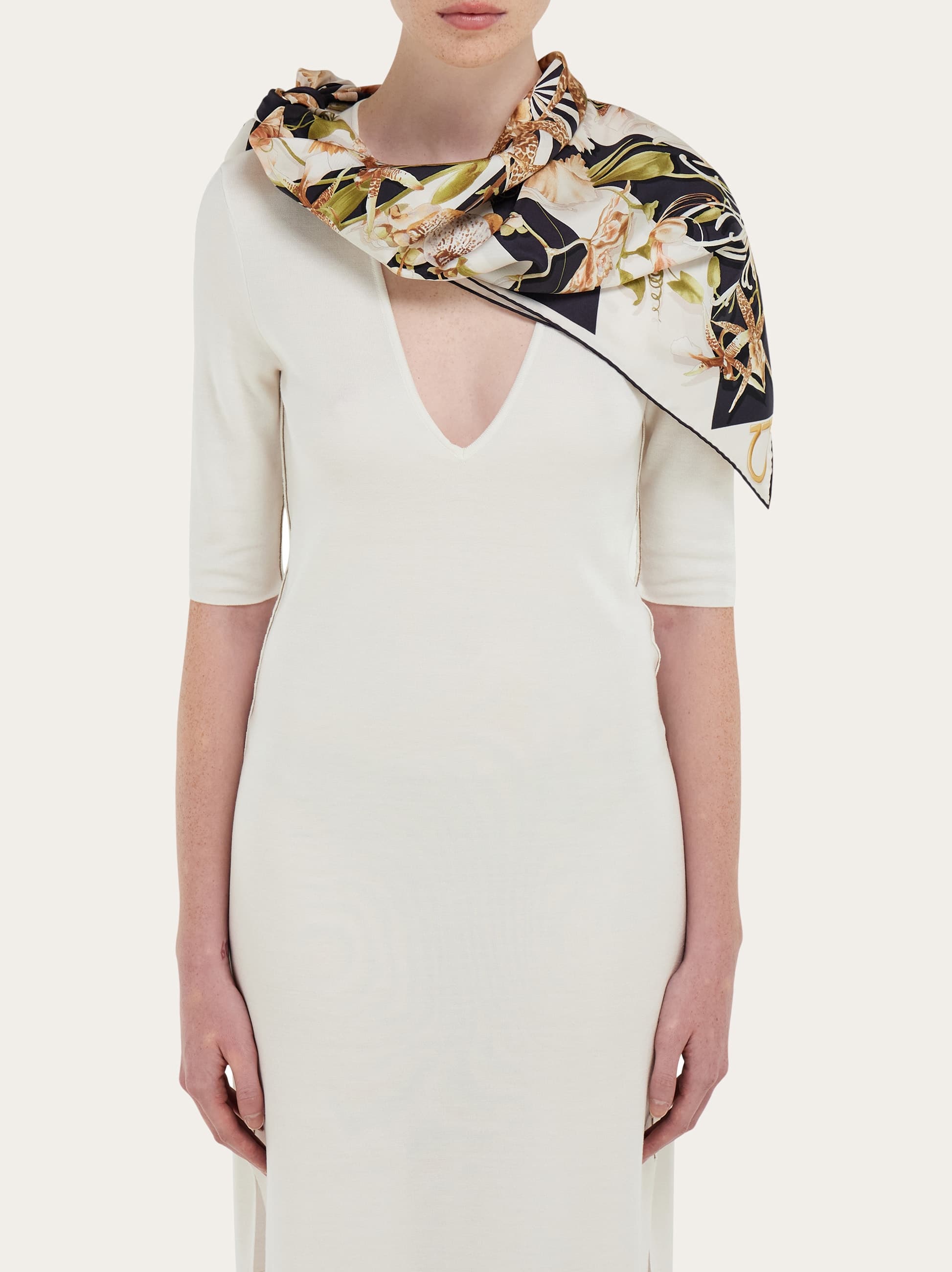  Ferragamo Damen Seidenhalstuch Mit Blüte-print Schwarz 