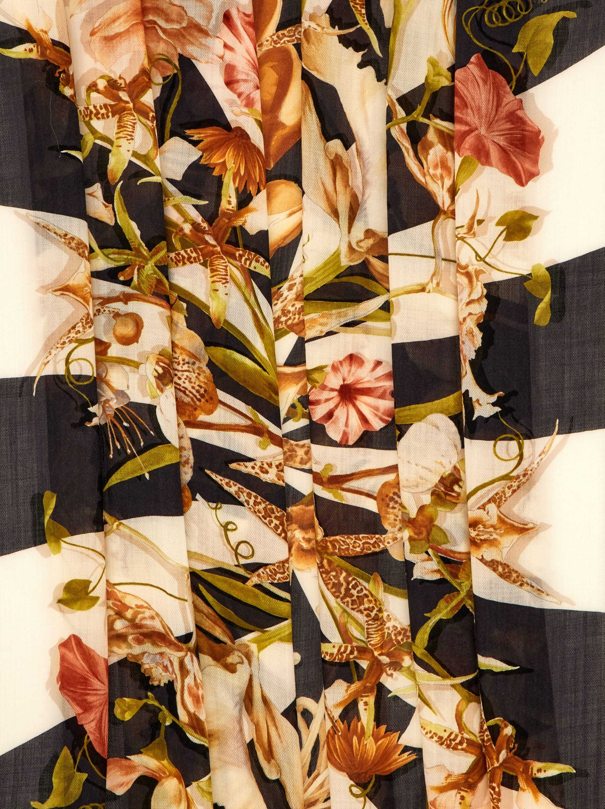 Ferragamo Gaia Print Shawl In Black