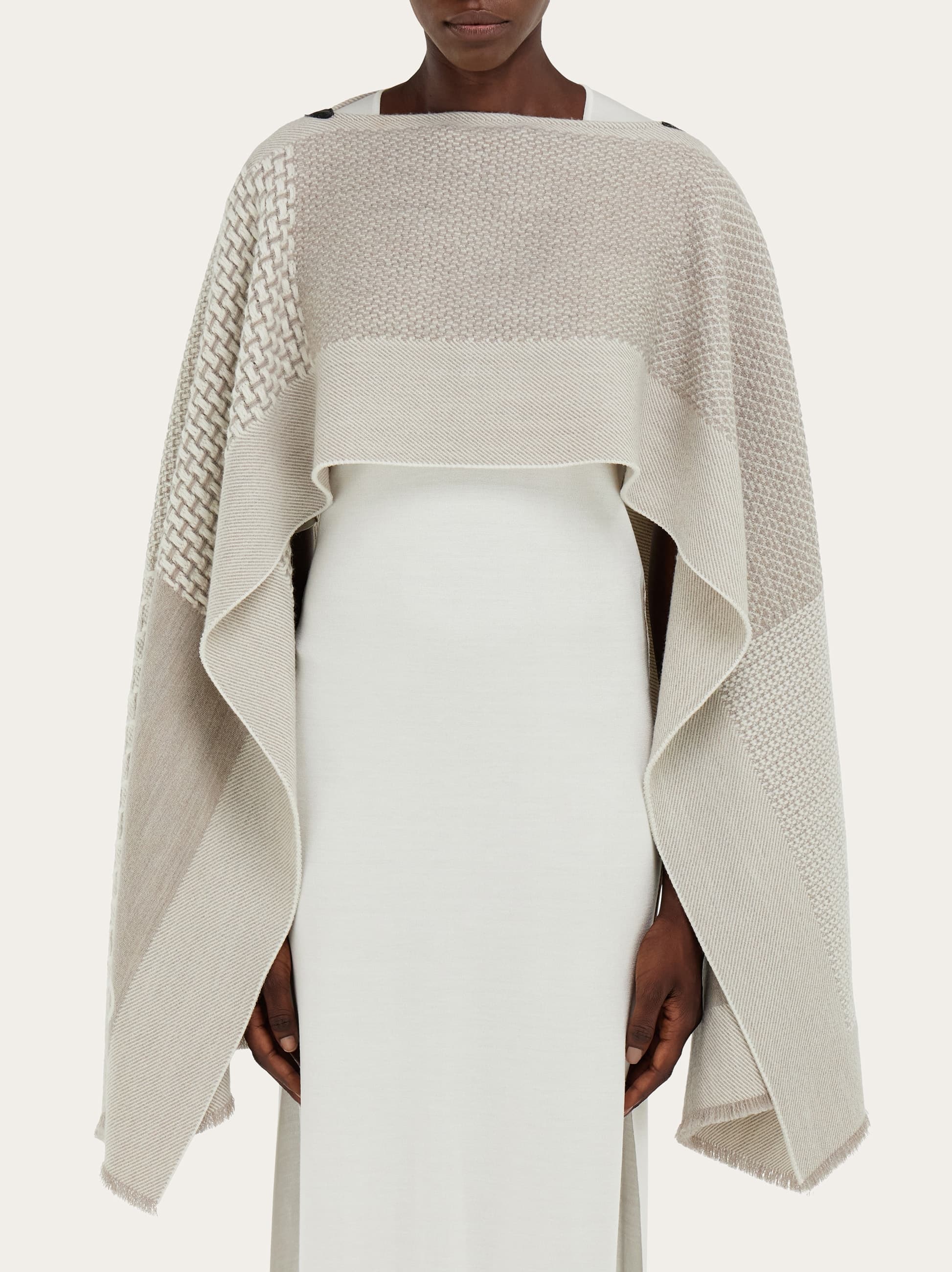  Ferragamo Damen Jacquard-cape Grau 