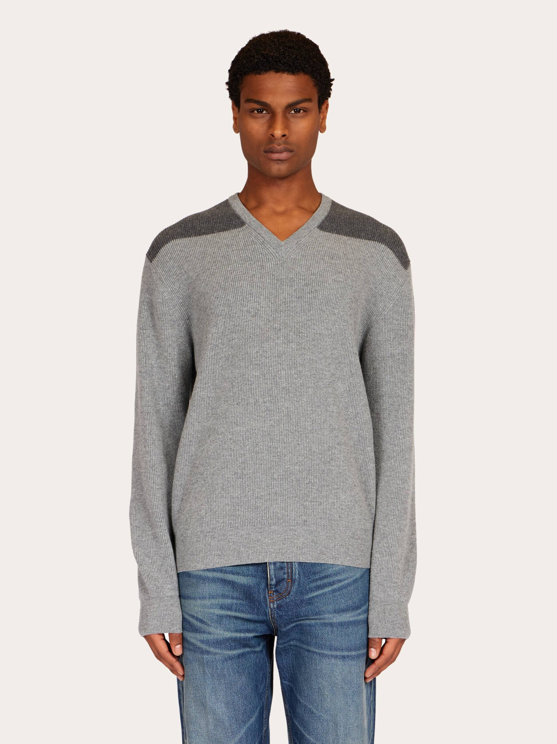  Ferragamo Herren Zweifarbiger Pullover Mit V-ausschnitt Grau 