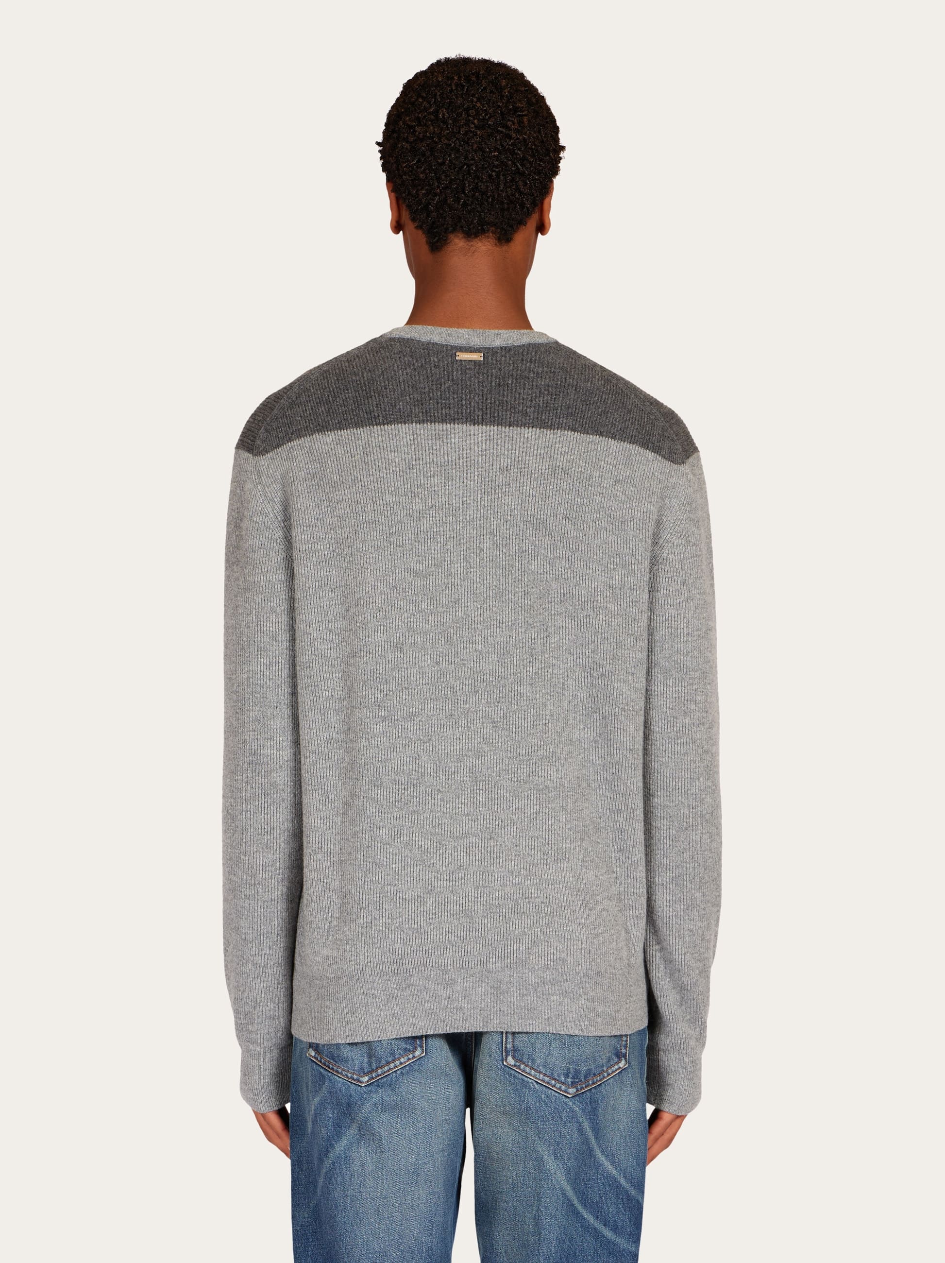  Ferragamo Herren Zweifarbiger Pullover Mit V-ausschnitt Grau 