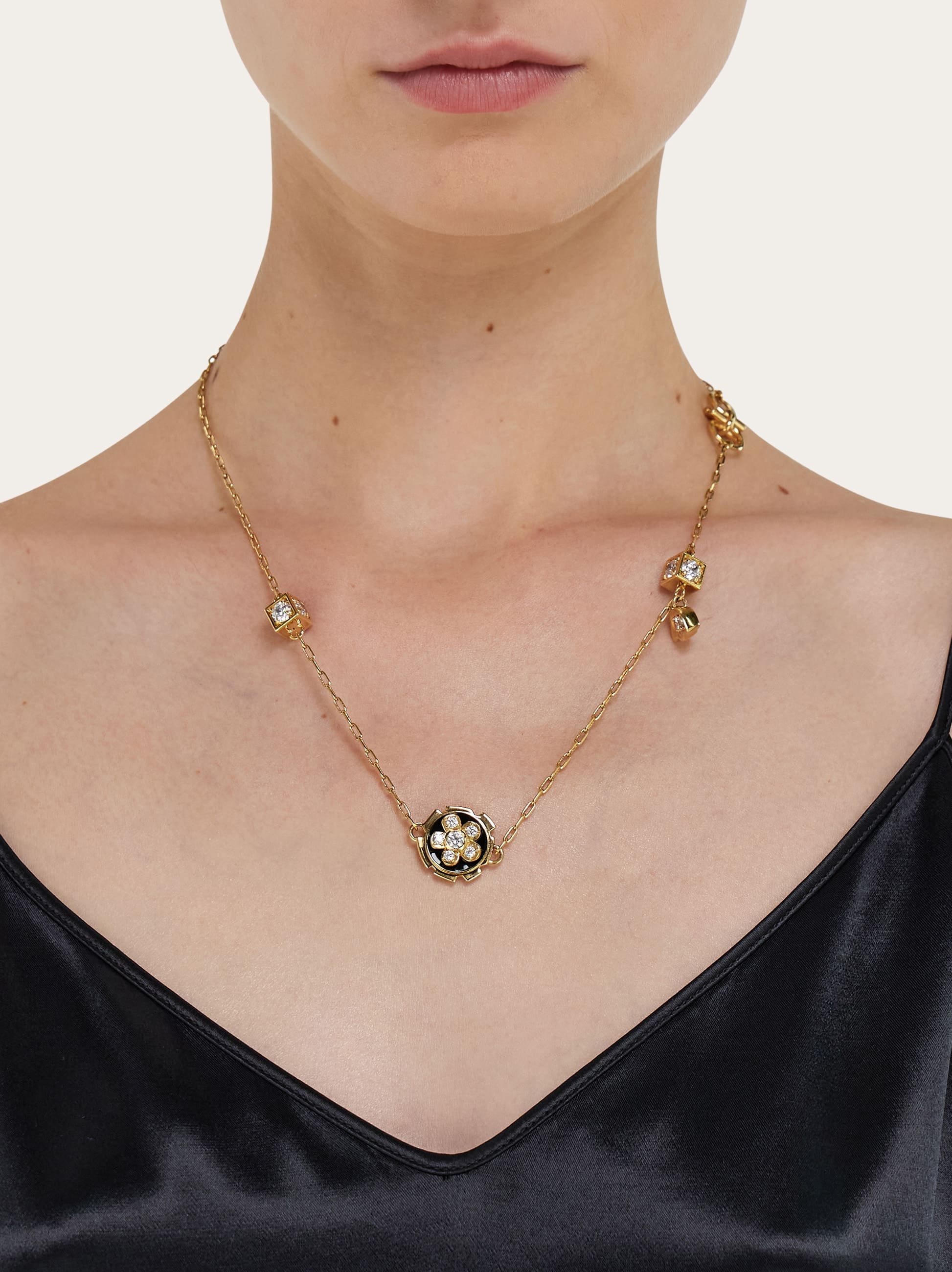  Ferragamo Damen Lange Halskette Mit Anhängern Gold 