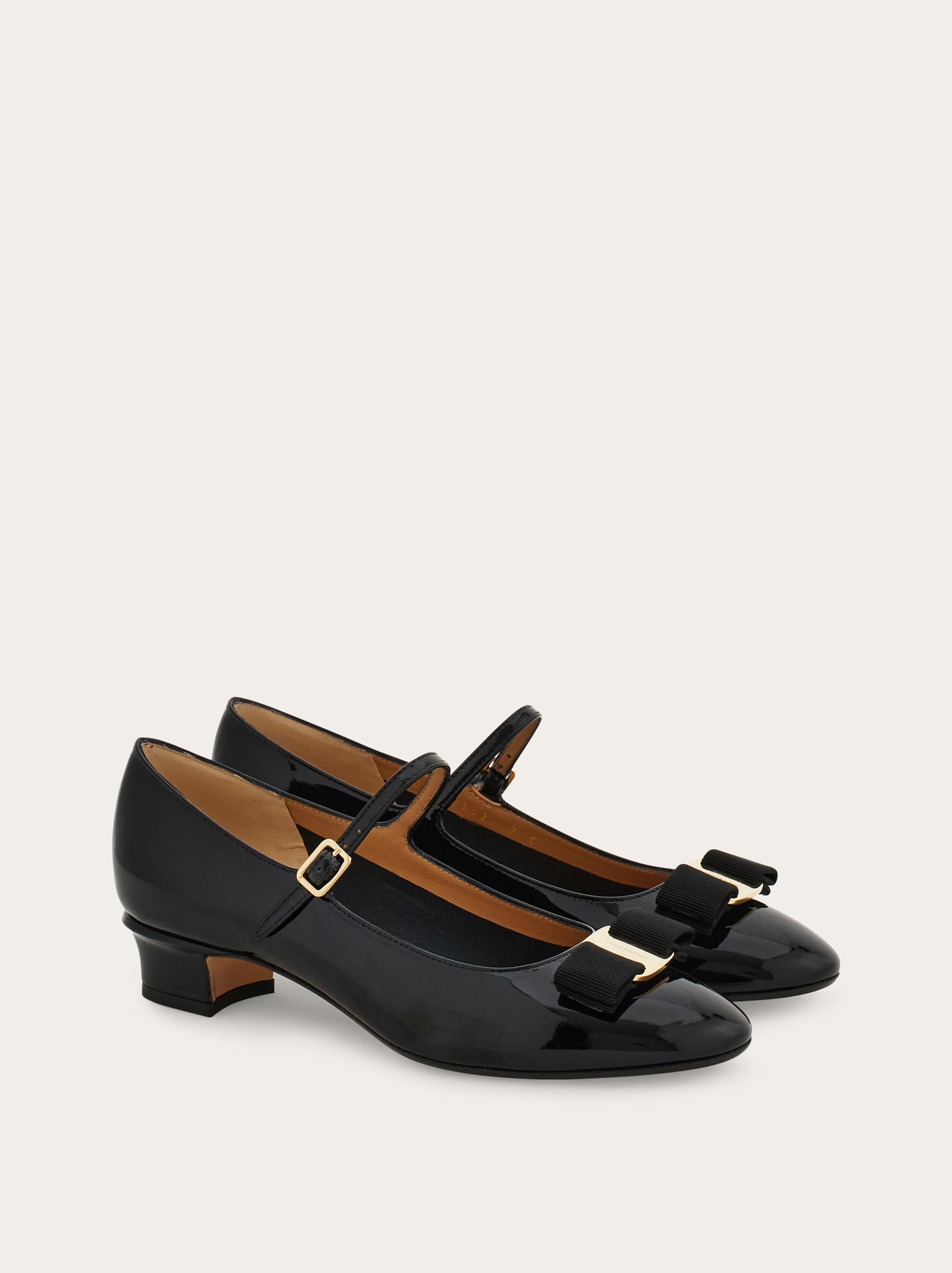 Ferragamo Mary Jane With Vara Bow In Black