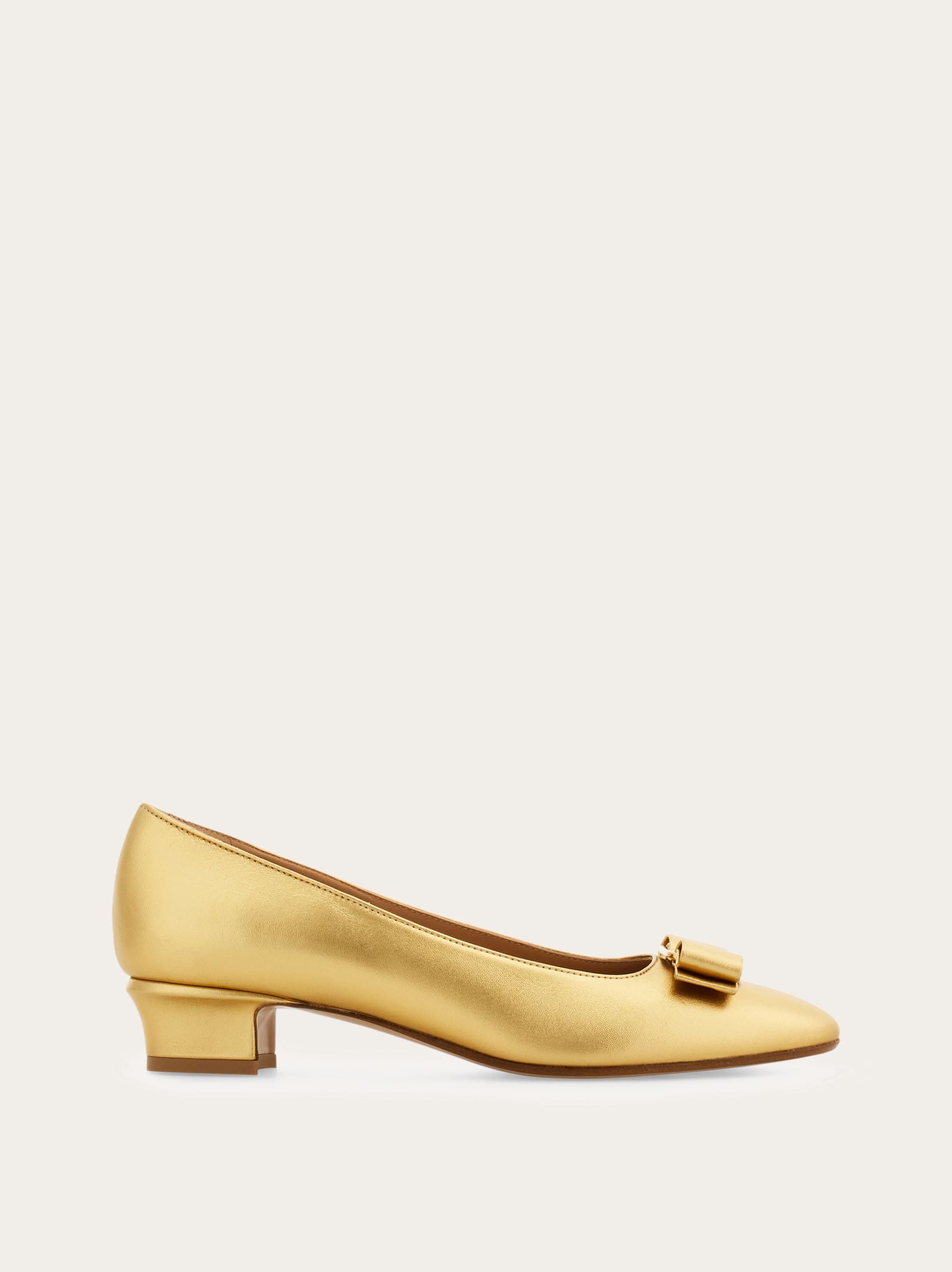 Ferragamo Vara Bow Pump Shoe In Gold