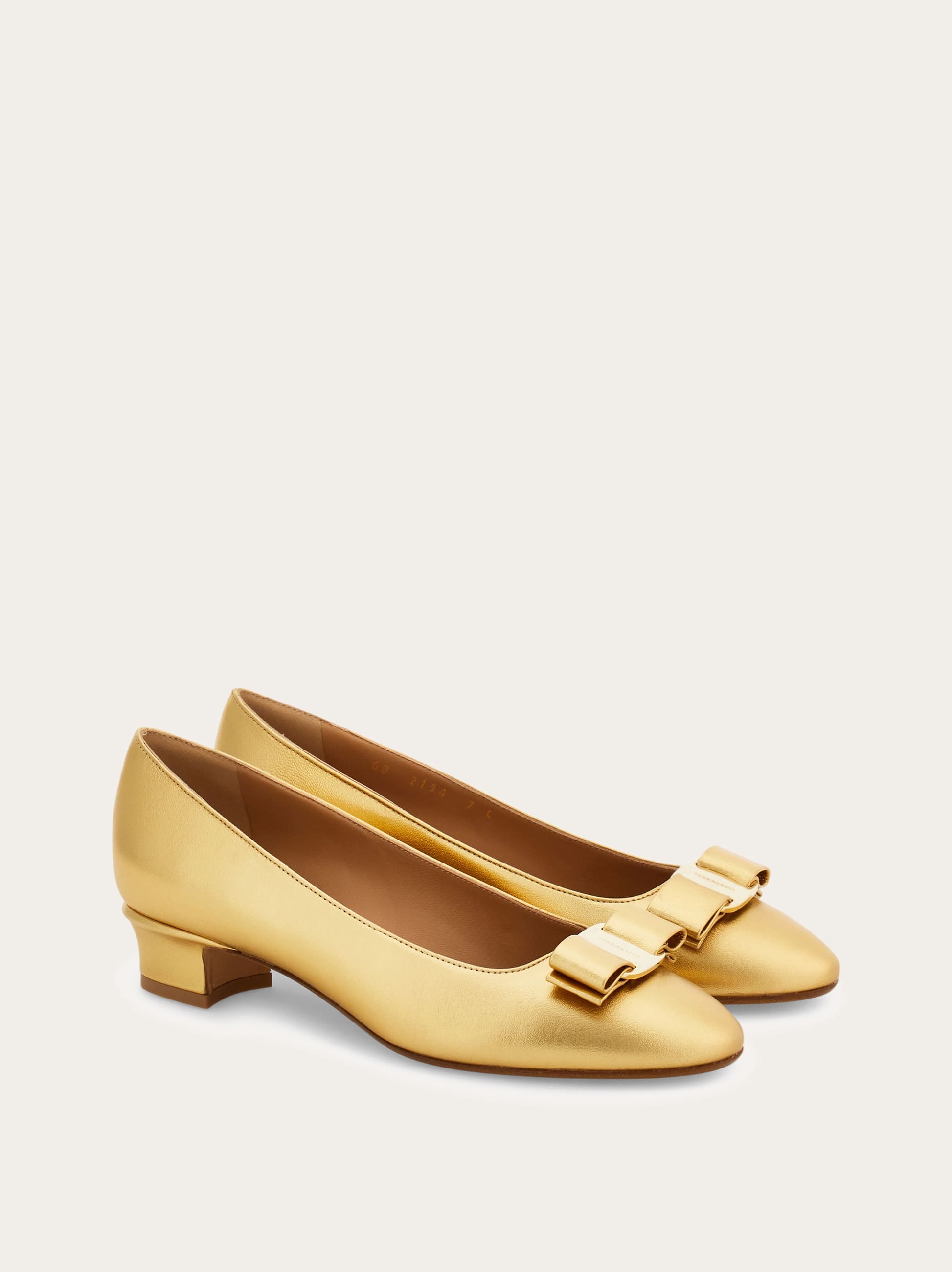 Ferragamo Vara Bow Pump Shoe In Gold