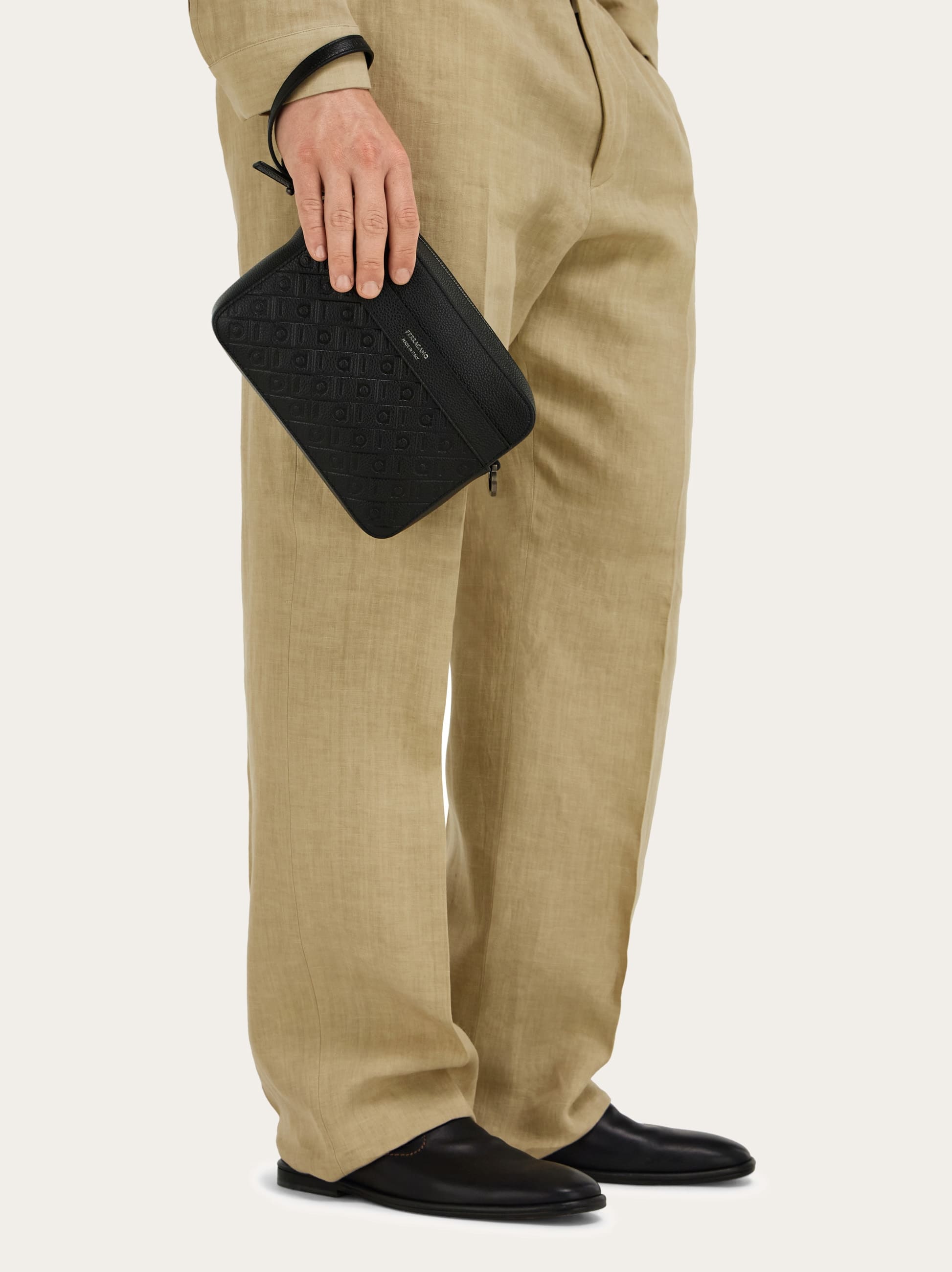  Ferragamo Herren Ferragamo Monogram Umhängetasche Schwarz 