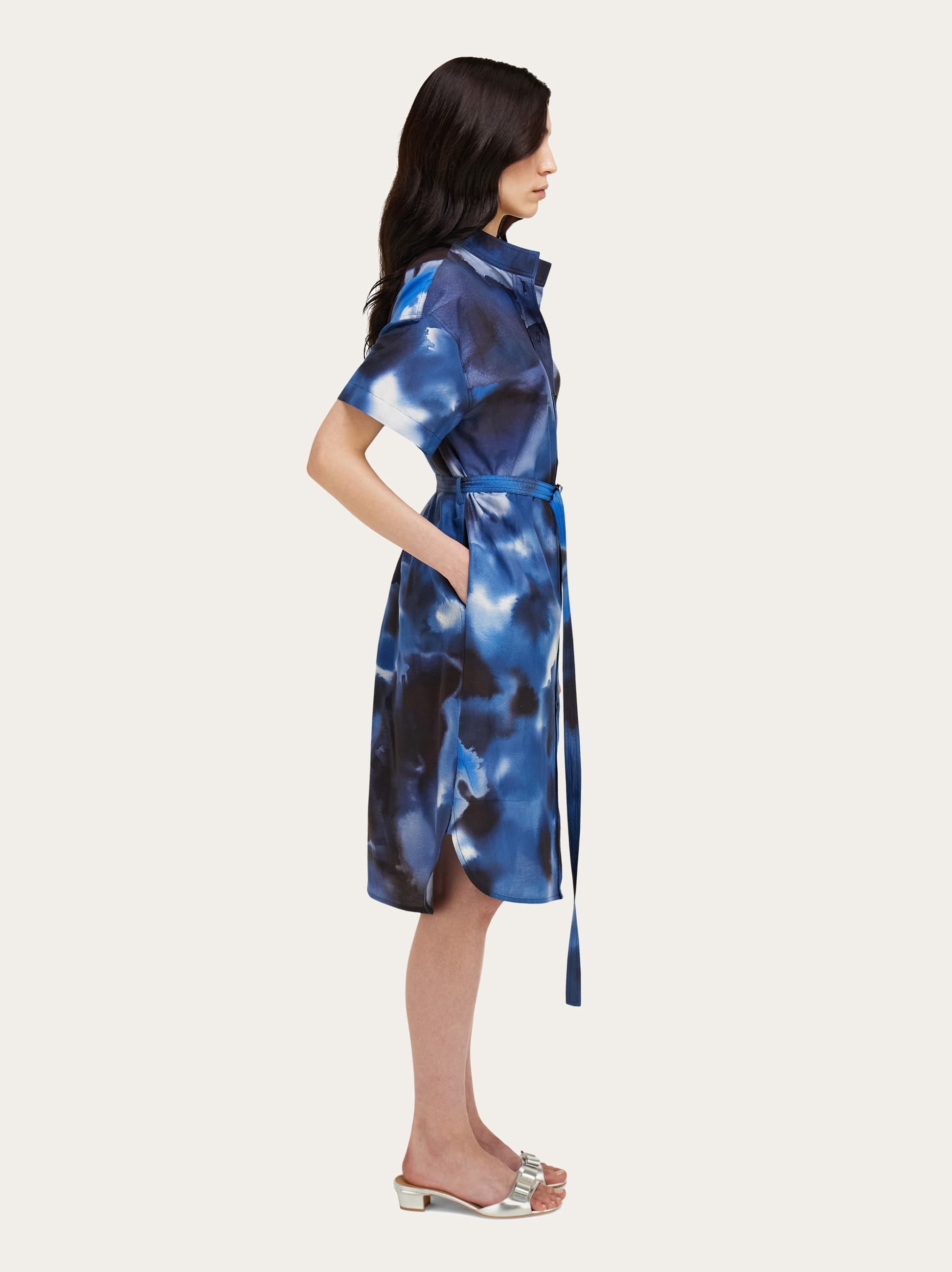  Ferragamo Damen Hemdkleid Aus Seide Mit Nelke-print Blau 