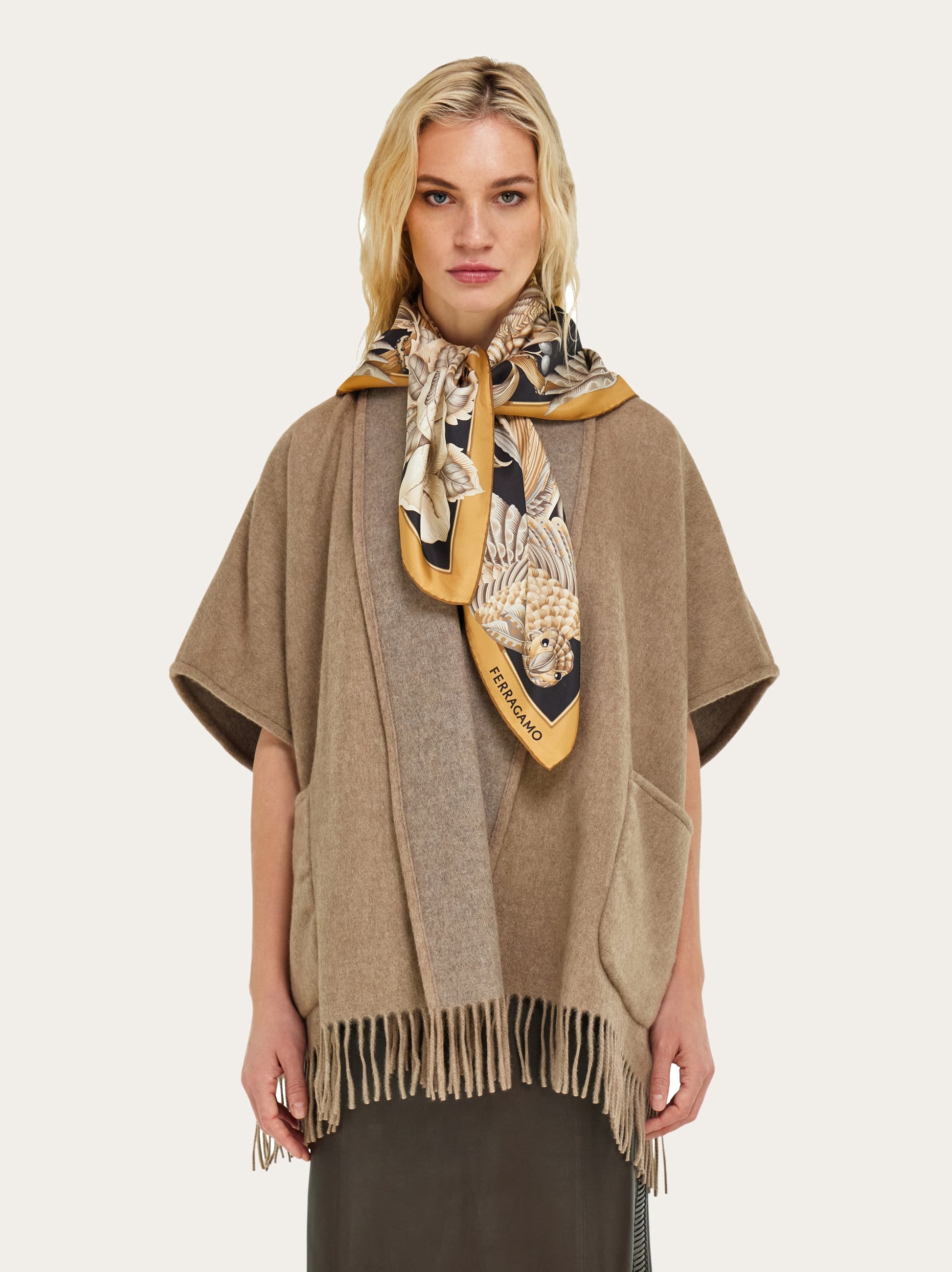  Ferragamo Damen Seidenhalstuch Mit Parrots-print Beige 
