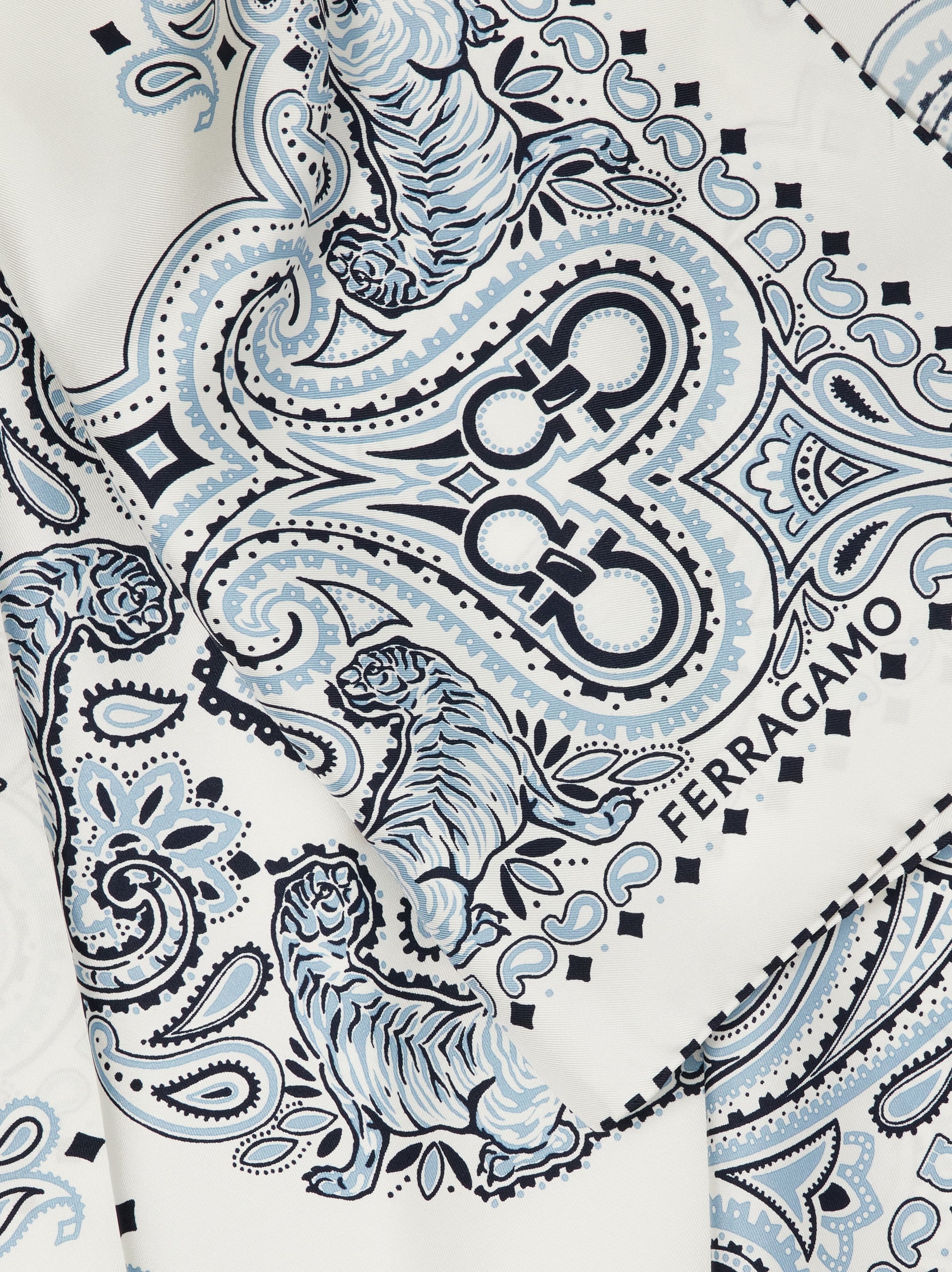  Ferragamo Damen Seidenhalstuch Mit Arabesque-print Blau 