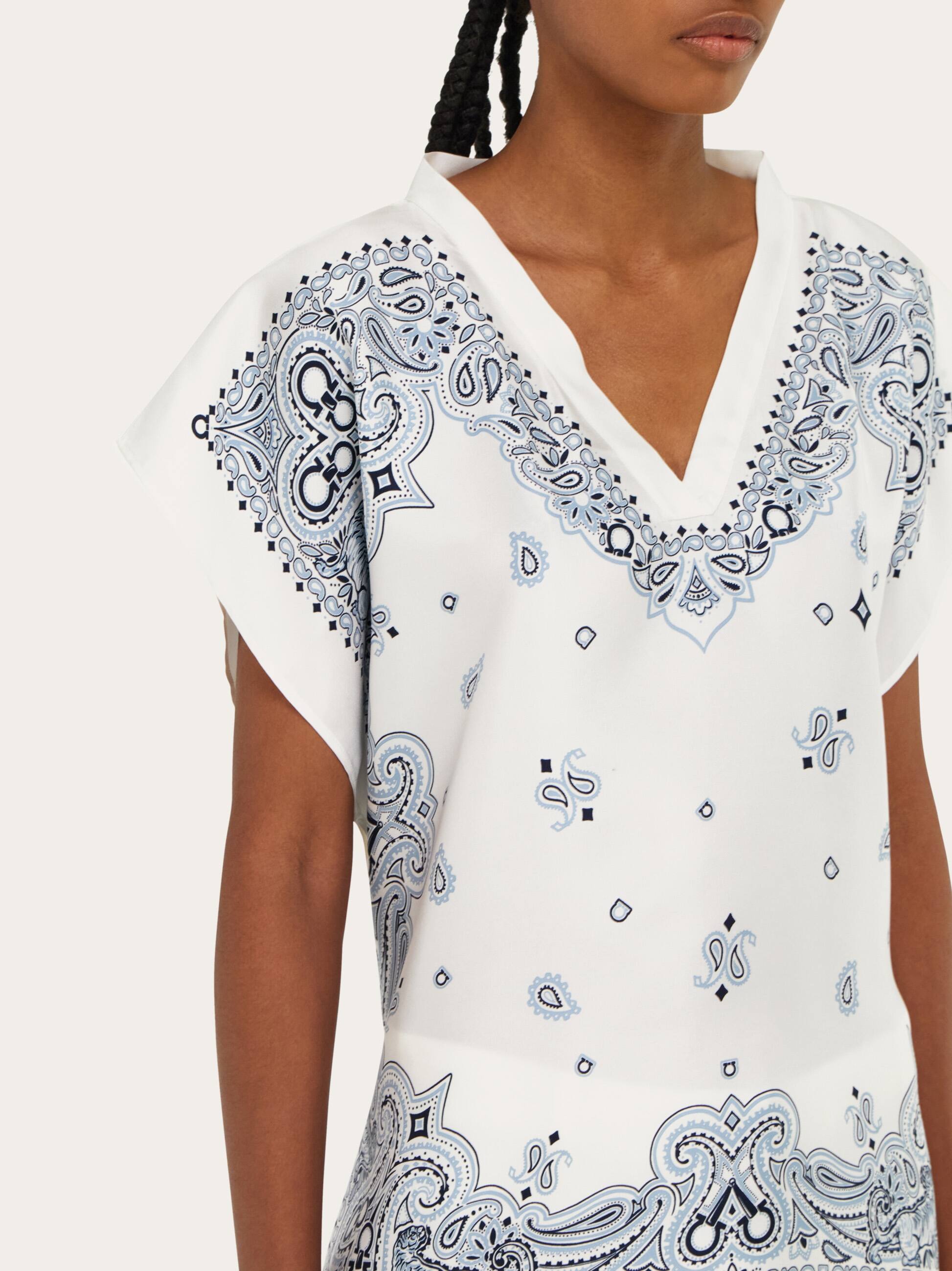  Ferragamo Damen Poncho Mit Arabesque-print Blau 