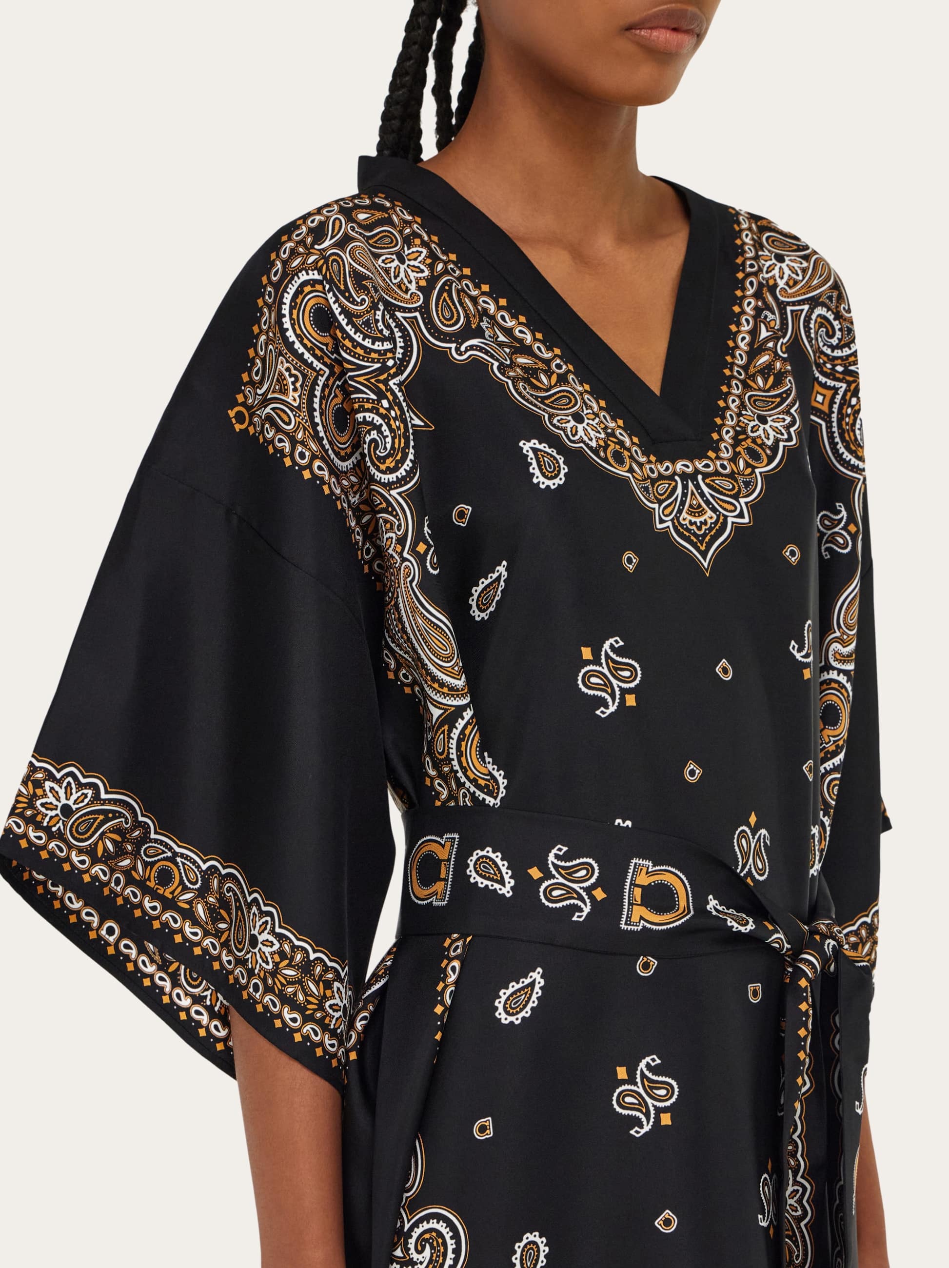  Ferragamo Damen Kaftan Mit Arabesque-print Schwarz 