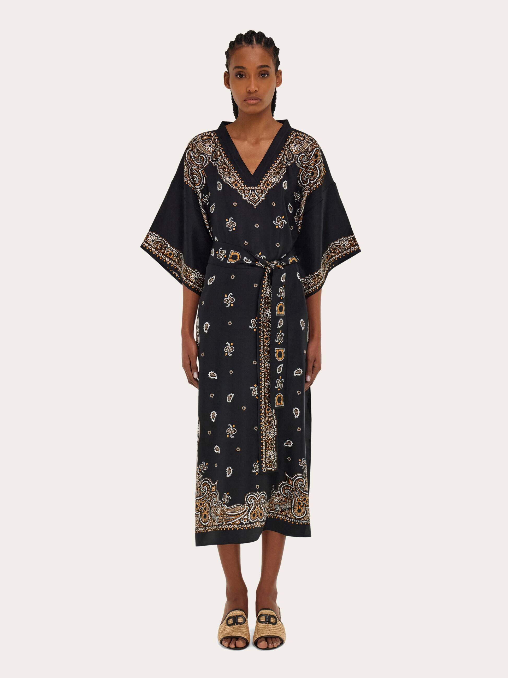  Ferragamo Damen Kaftan Mit Arabesque-print Schwarz 